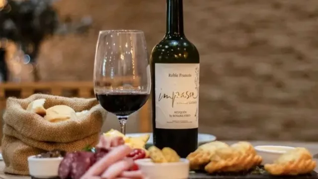 Senillosa fortalece el enoturismo con sus bodegas artesanales y experiencias entre viñedos