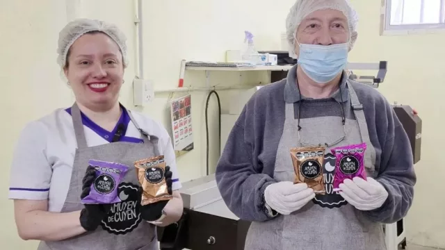 Una emprendedora de Plottier incorporó tecnología para producir más de 5.000 alfajores por hora