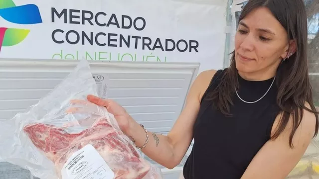Chivito, cordero y trucha neuquina convocaron a cientos de familias en el Mercado Concentrador