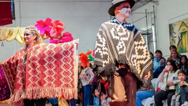 Tejedoras neuquinas llevaron a la pasarela la tradición y la identidad ancestral en Junín de los Andes
